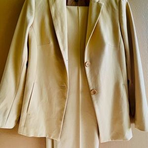 Fabrizio Gianni Size 6 Tan Suit | Stretchy.